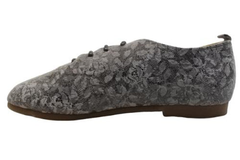 【かぼちゃの馬車 CA-15FL グレー】フラワー柄の靴紐シューズ